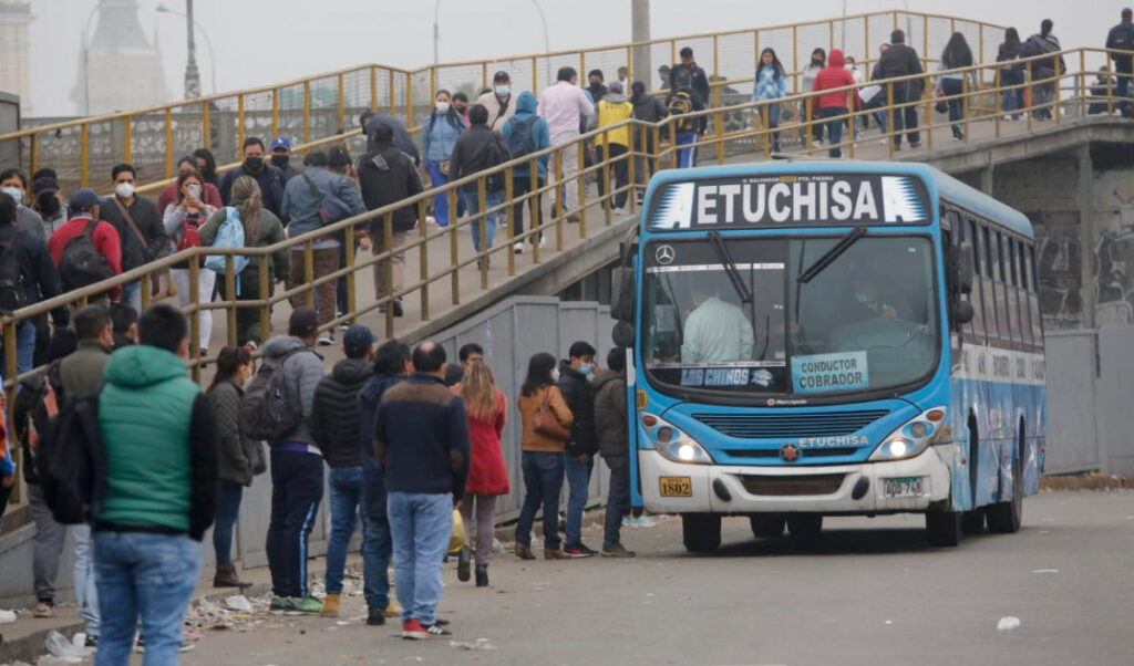TRANSPORTISTAS SUSPENDEN PARO EN LA CAPITAL PERUANA DESPUES DE ACUERDO CON EL CONGRESO