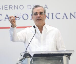 PRESIDENTE ABINADER LANZA BONO NAVIDEÑO