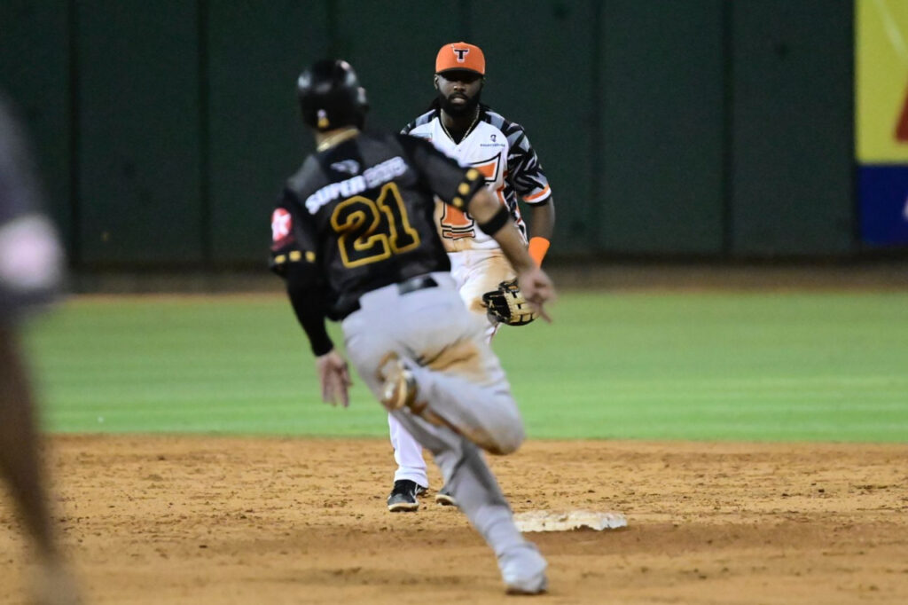 TOROS VENCEN A LAS AGUILAS, LEONES SIGUEN INVICTO