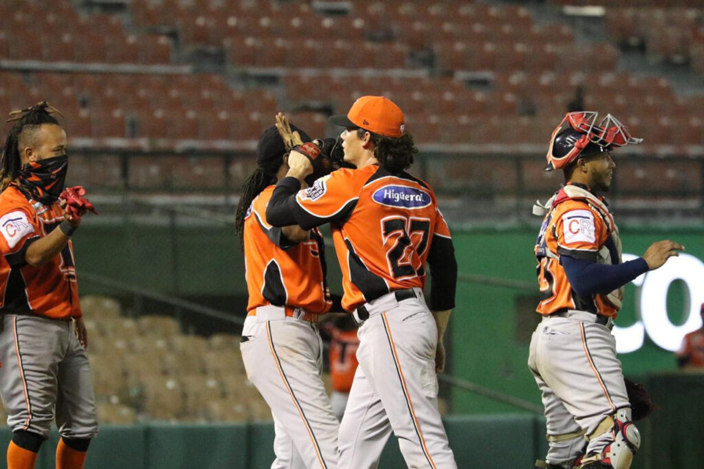 TOROS EMPATAN VICTORIA SOBRE LOS LEONES DEL ESCOGIDO