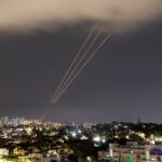 Tres heridos tras bombardeos de misiles en Irán, impactos de metralla reportados en todo Israel