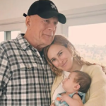 Rumer, hija de Bruce Willis y Demi Moore, responde a las críticas sobre su crianza con un vídeo amamantando a su hija de 3 años