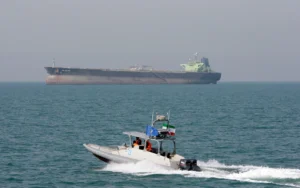 EL DESTRUCTOR ESTADO UNIDENSE INTERCEPTO AL PETROLERO DE IRAN M/T Y LO DETUVO.