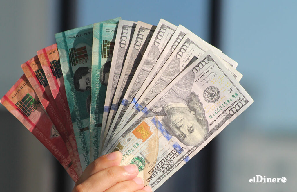 LA MONEDA EXTRANJERA, EL DOLAR, HA PERDIDO SU COTIZACION FRENTE A LA MONEDA NACIONAL POR TRES PESOS.