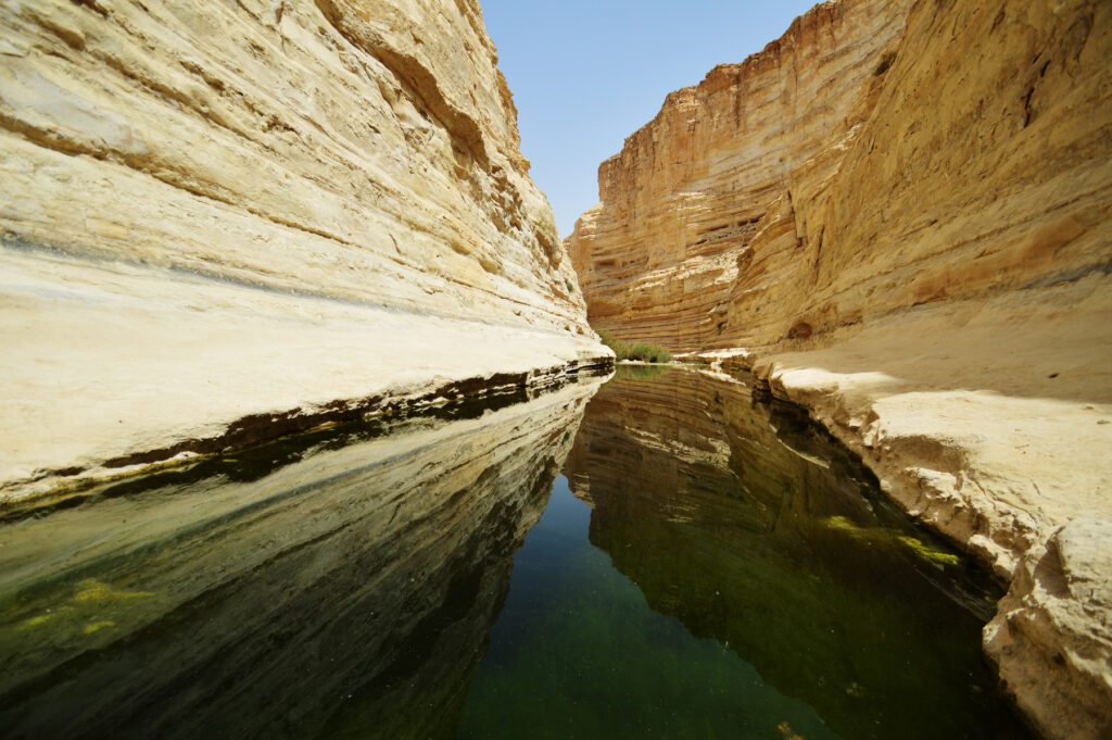 EL ARARAD, LAAS COLINAS AL NORTE DE ISRAEL FUERON CERRADAS POR CAPA DE GRANIZO Y CRECIMIENTO DEL ARROYO DE TZEELIM Y NAHAL QUE DESMBOCAN EN EL MAR MUERTO