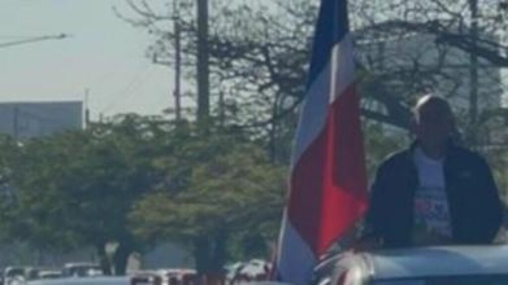 MARCHAN EN SANTIAGO CONTRA EXPLOTACION MINERA