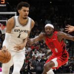 Wembanyama anotó 35 puntos en su debut en los playoffs y los Spurs arrollaron a los Trail Blazers