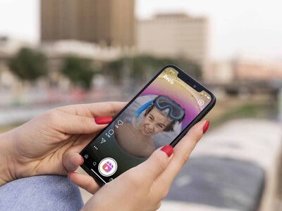 high-angle-hands-holding-device-ec7441be-focus-0-0-400-300