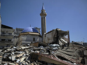 Búsqueda entre escombros en cinco edificios derruidos tras un ataque minutos antes de la entrada en vigor del alto el fuego con Israel