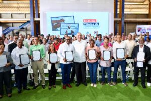 ABINADER CON EL FIN DE QUE LAS FAMILIAS QUE POR AÑOS HAN VIVIDO EN SUS HOGARES VIVAN CON SEGURIDAD JURIDICA. LES ENTREGO CERTIFICADOS DE TITULOS.
