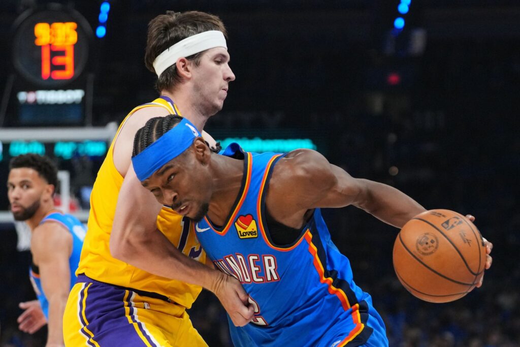 CHET HOMGREN ANOTO 24 PUNTOS Y CAPTURO 12 REBOTES Y LOS OKLAHOMA CITY THUNDERS APLASTARON A LOS ANGELES LAKERS.