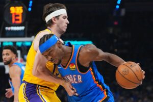 CHET HOMGREN ANOTO 24 PUNTOS Y CAPTURO 12 REBOTES Y LOS OKLAHOMA CITY THUNDERS APLASTARON A LOS ANGELES LAKERS.