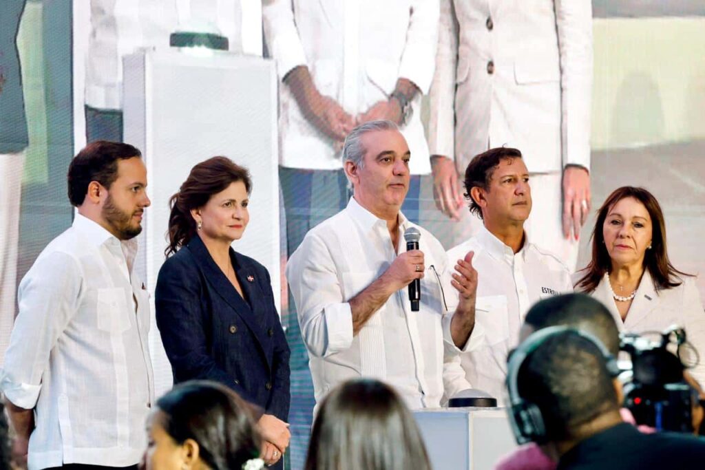 LA PLANTA QUE FABRICA VARILLA DE ACERO EN SAN PEDRO DE MACORIS CUENTA CON UNA CAPACIDAD DE FABRICACION DE 400 MIL TONELADAS AL AÑO.