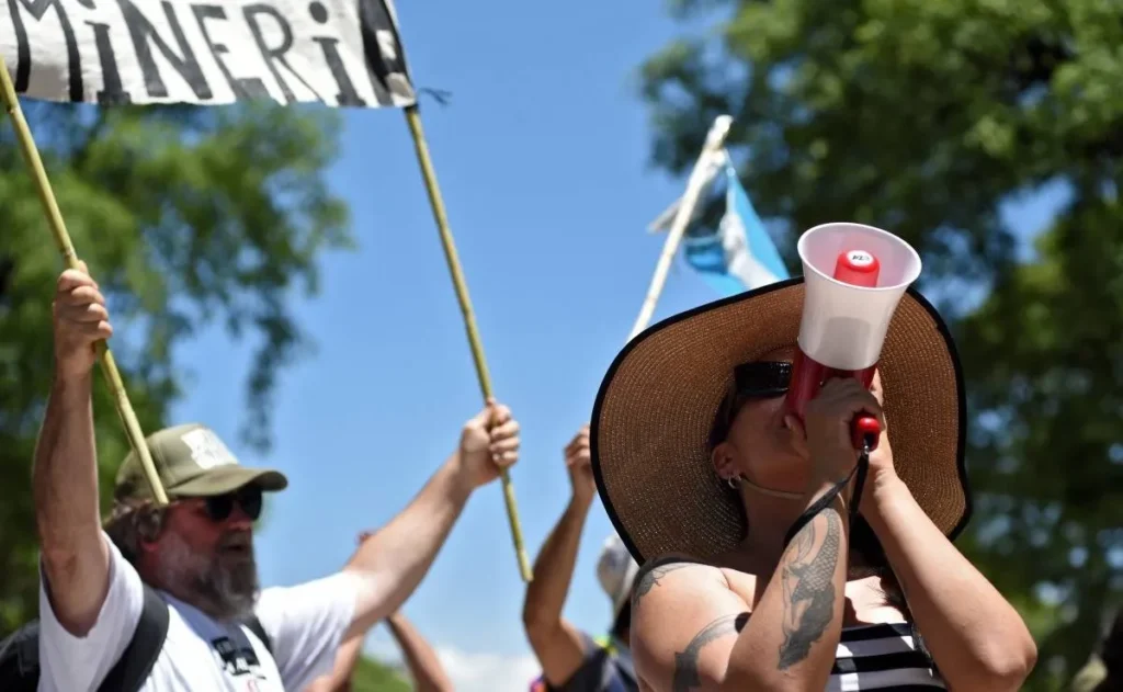 LA MULTITUD SALIO EN PROTESTA DESDE EL ARCO DEL TRIUNFO HASTA LLEGAR AL MURO DE PRESA, DE SABANEETA EN RECHAZO A PROYECTO MINERO ROMERO EN LA CORDILLERA SEPTENTRIONAL.