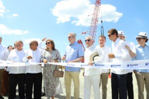 PRESIDENTE ABINADER INAUGURA PIONERA EOLICA SOLAR