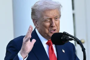 TRUMP LEYO FRENTE A UNA CAMARA LA PROMESA DE DIOS A SALOMON