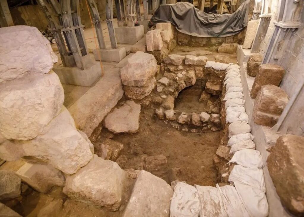 EL HALLAZGO DEL MIKVEH SIGLOS ANTES DE LA DESTRUCCION DEL SEGUNDO TEMPLO CONECTA LA VIDA JUDIA COTIDIANA .