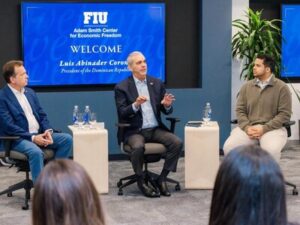 luis-abinader-llega-a-miami-y-se-reune-con-jovenes-11a2fab4-focus-0-0-400-300-1