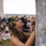 Decenas de miles de personas celebran la llegada del verano en Stonehenge