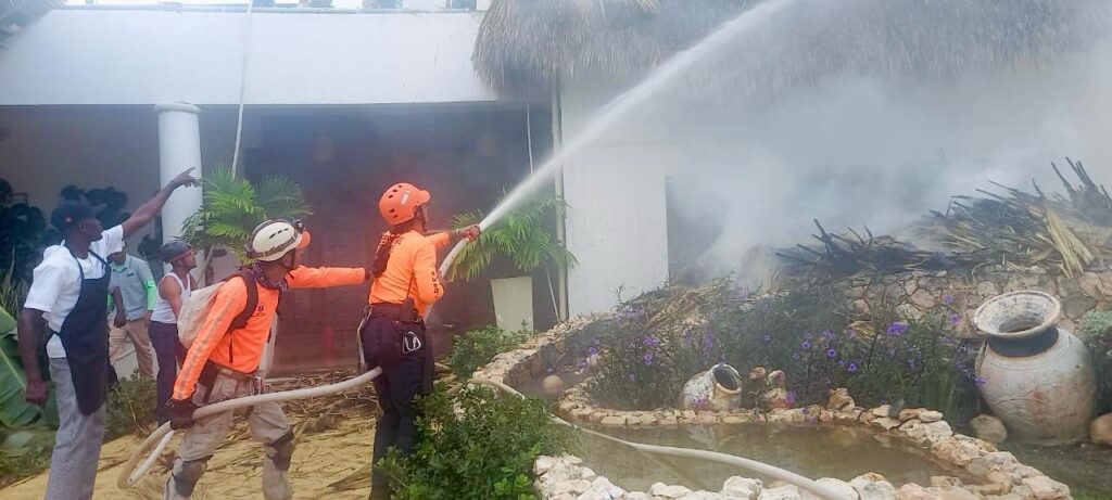 INCENDIO AFECTA INSTALACIONES DE HOTEL EN BAYAHIBE