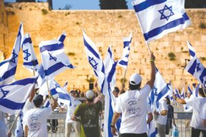 LAS BANDERAS ISRAELIES Y LA HATIKVA EN EL MONTE DEL TEMPLO