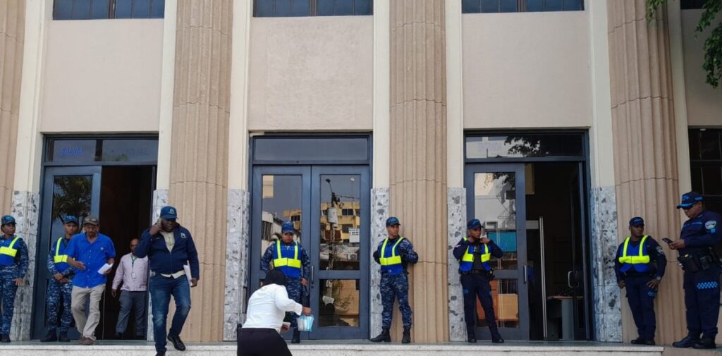 UN AMPLIO CONTINGENTE POLICIAL FUE DESPLEGADO EN LOS ALREDEDORES DEL PALACIO DE JUSTICIA.