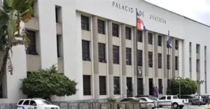 EL MINISTERIO PUBLICO INVESTIGA EL FALLECIMIENTO DE UN HOMBRE FRENTE AL PALACIO DE JUSTICIA DE SN JUAN.