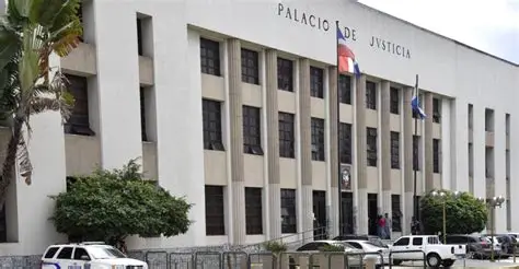 EL MINISTERIO PUBLICO INVESTIGA EL FALLECIMIENTO DE UN HOMBRE FRENTE AL PALACIO DE JUSTICIA DE SN JUAN.