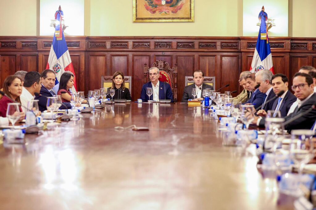 EL PRESIDENTE ABINADER Y LA VICEPRESIDENTA RAQUEL LIDERARON EL CONSEJO DE MINISTROS DE SANTIAGO.