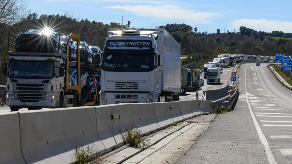 colas-camiones-consecuencia-cortes-carreteras-realizados-agricultores