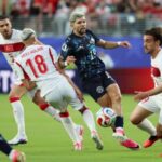 Mundial 2026: Paraguay gana con 10 por roja a Almirón