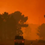 El gran incendio del norte de Portugal evoluciona favorablemente tras dejar cinco heridos y afectar a 21 viviendas