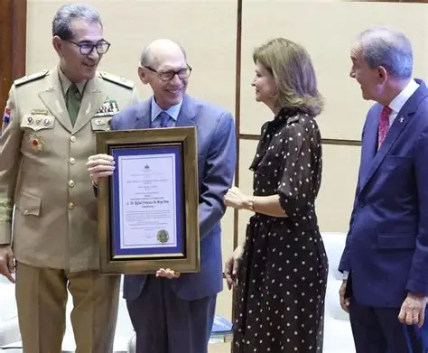 ABINADER CONDECORA HISTORIADOR FRANK MOYA PONS