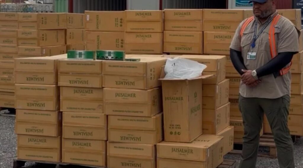 ADUANAS DECOMISA 4.5 MILLONES DE CIGARRILLOS Y TELEVISORES