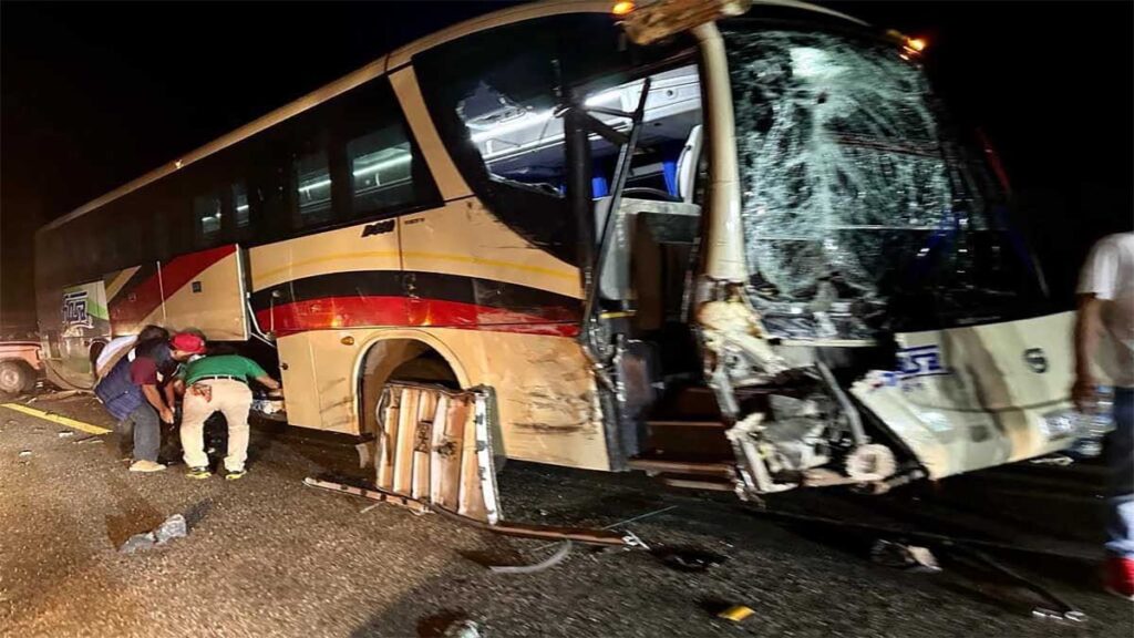 DESENLACE FATAL CHOCAN AUTOBUS CONTRA CAMION EN PUNTA CANA