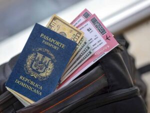 imagen-maleta-dinero-y-pasaporte-a8f4594e-focus-0-0-400-300
