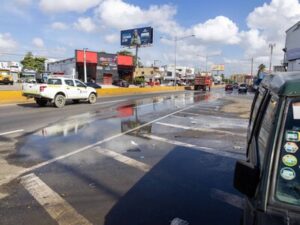 agua-desperdiciada-desde-alcantarilla-en-la-avenida-los-proceres-b240746f-focus-0-0-400-300